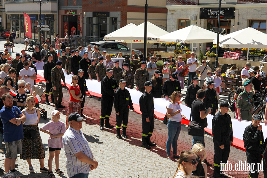 Mieszkacy Elblga przeszli ulicami z 50-metrow flagPolski , fot. 47