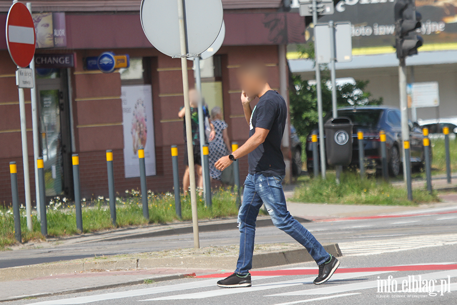 Korzystanie z telefonów na przejściach dla pieszych, fot. 4