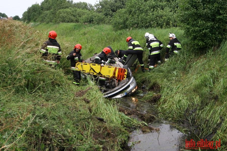 Kolizja na drodze Jegownik - Gronowo Elblskie - opel vectra w rowie, fot. 1