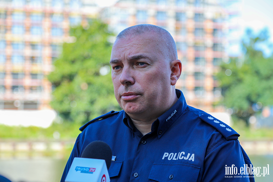 Akcja wydobycia dwóch aut z rzeki Elbląg. Policja chce ustalić właścicieli pojazdów, fot. 5