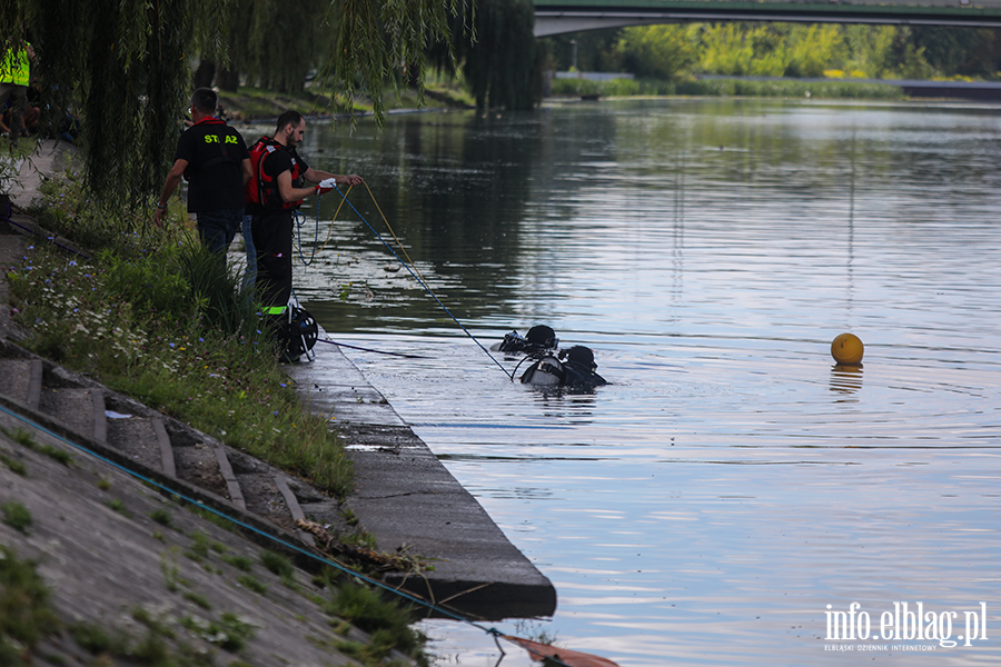 Akcja wydobycia dwóch aut z rzeki Elbląg. Policja chce ustalić właścicieli pojazdów, fot. 13