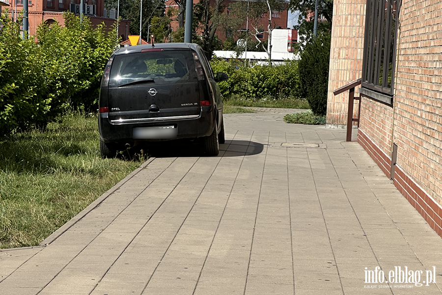 Mistrzowie Parkowania w Elblągu (część 350), fot. 5