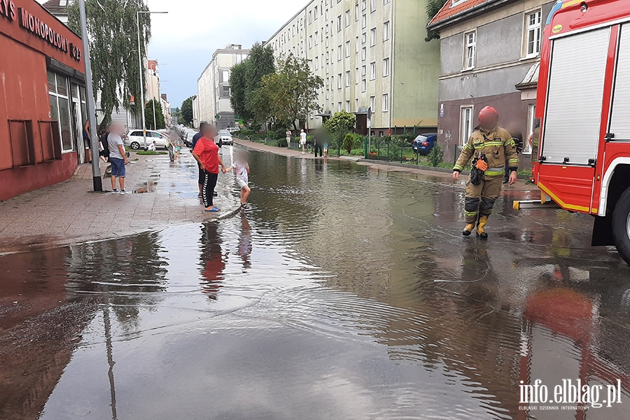 Ulewa nad Elblągiem. Wiele ulic znalazło się pod wodą, fot. 16
