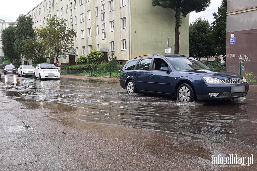 Ulewa nad Elblągiem. Wiele ulic znalazło się pod wodą, fot. 18