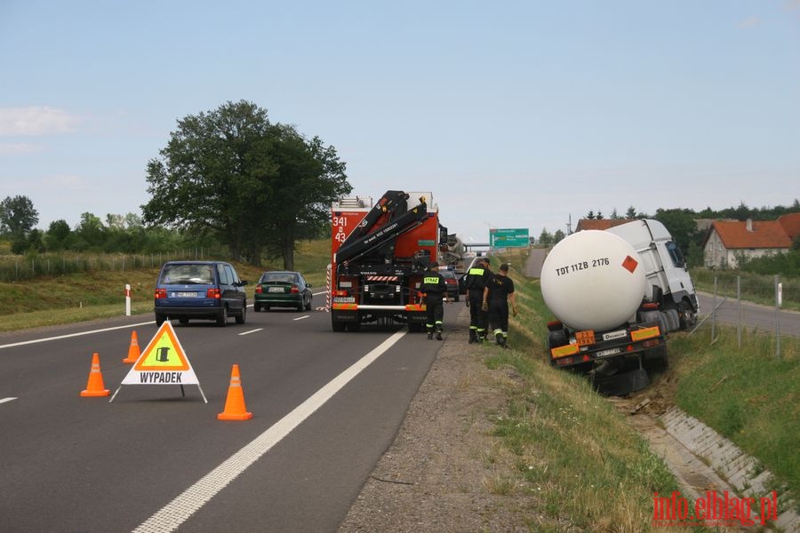 Cysterna w rowie na drodze S22, fot. 1