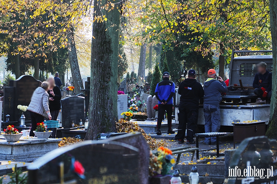 Przedświąteczne sprzątanie grobów, fot. 1