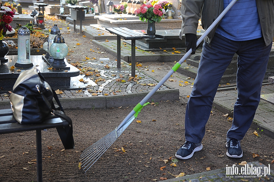 Przedświąteczne sprzątanie grobów, fot. 22