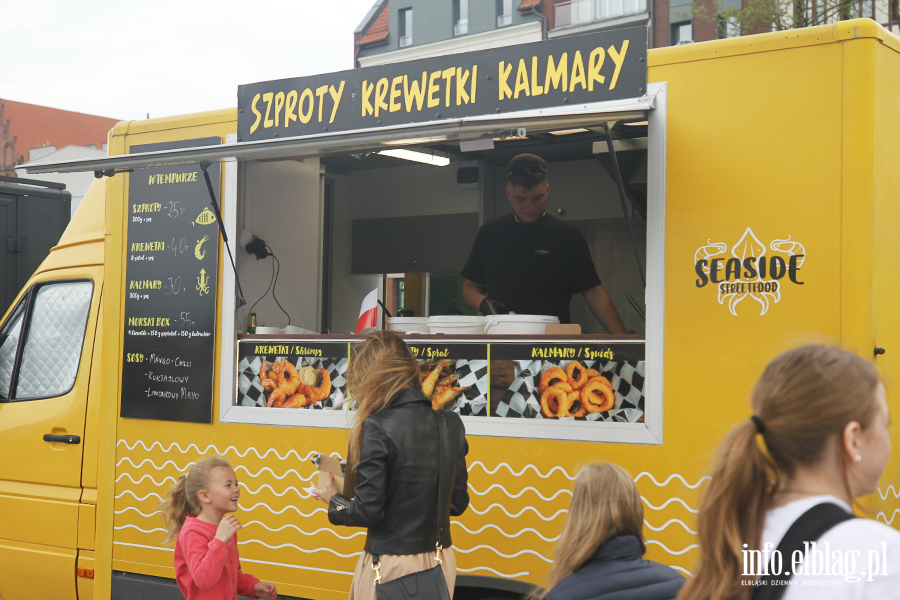 Na Bulwarze Zygmunta Augusta zaparkoway food trucki