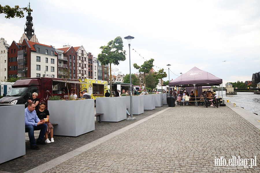 Na Bulwarze Zygmunta Augusta zaparkoway food trucki, fot. 13