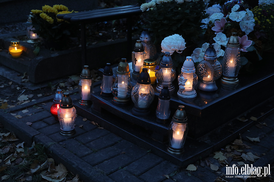 Tysice zniczy rozwietlio cmentarz Agrykola, fot. 1