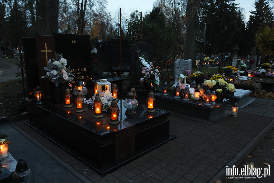 Tysice zniczy rozwietlio cmentarz Agrykola, fot. 2