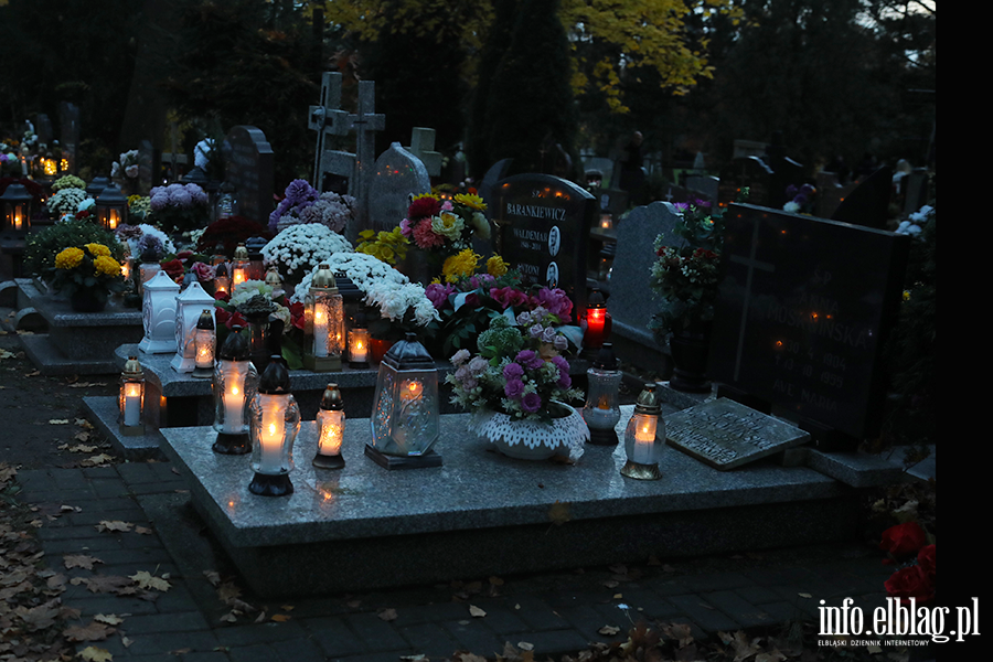 Tysice zniczy rozwietlio cmentarz Agrykola, fot. 3