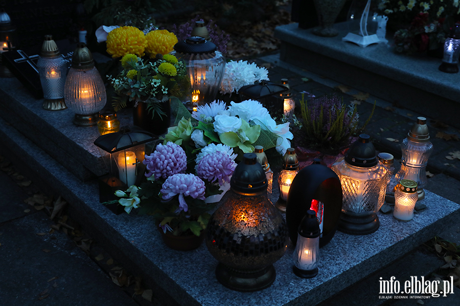 Tysice zniczy rozwietlio cmentarz Agrykola, fot. 4