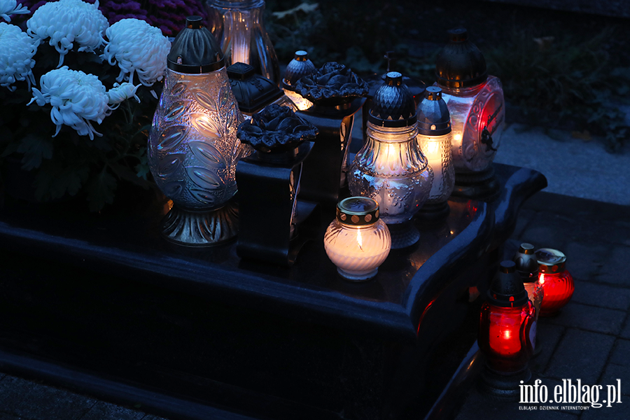 Tysice zniczy rozwietlio cmentarz Agrykola, fot. 5