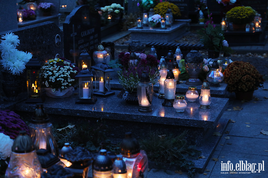 Tysice zniczy rozwietlio cmentarz Agrykola, fot. 6