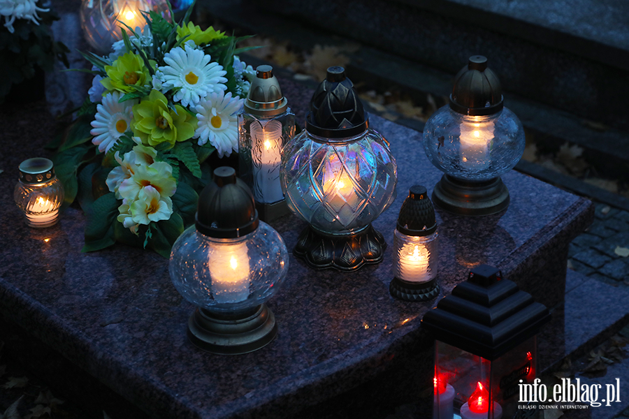 Tysice zniczy rozwietlio cmentarz Agrykola, fot. 7