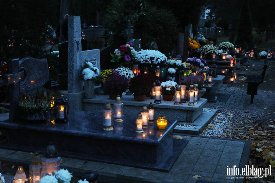 Tysice zniczy rozwietlio cmentarz Agrykola, fot. 8