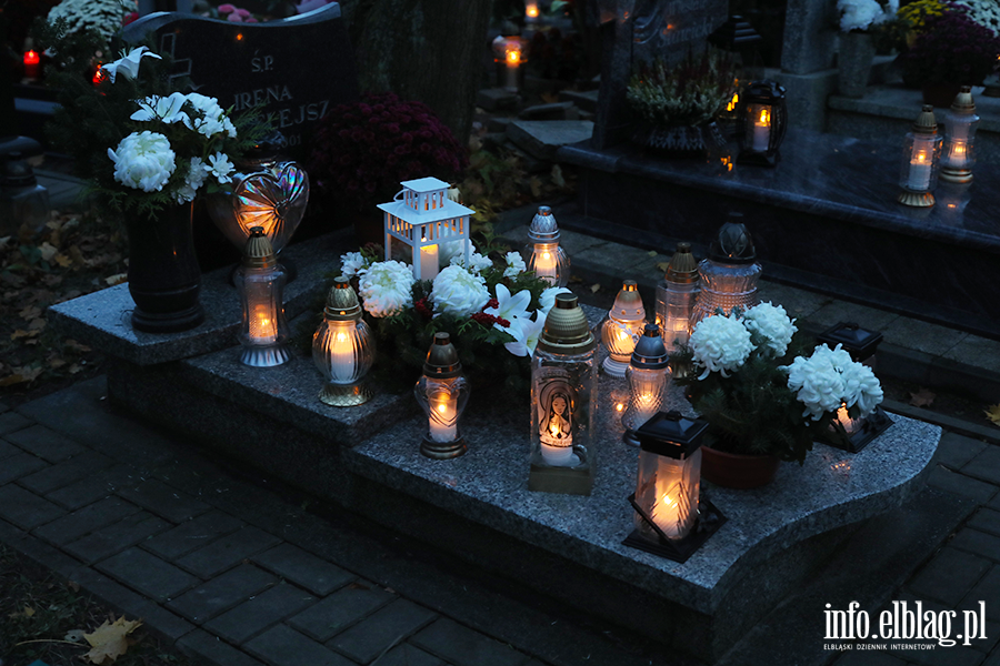 Tysice zniczy rozwietlio cmentarz Agrykola, fot. 9