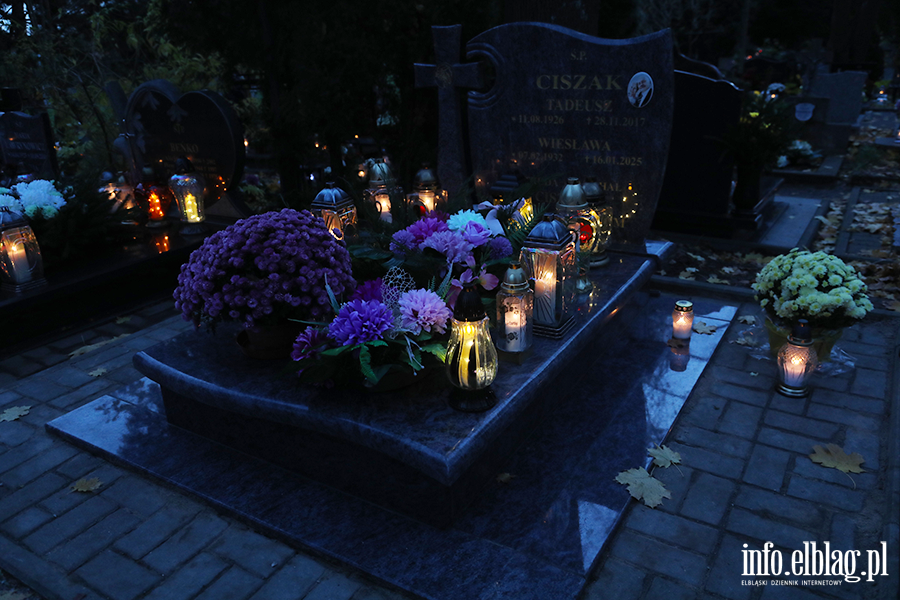 Tysice zniczy rozwietlio cmentarz Agrykola, fot. 10
