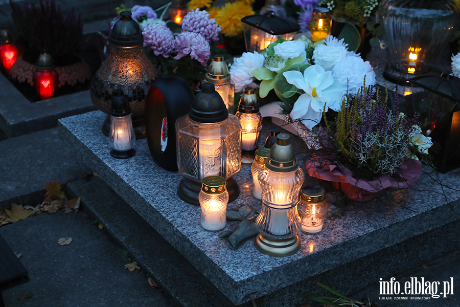 Tysice zniczy rozwietlio cmentarz Agrykola, fot. 11