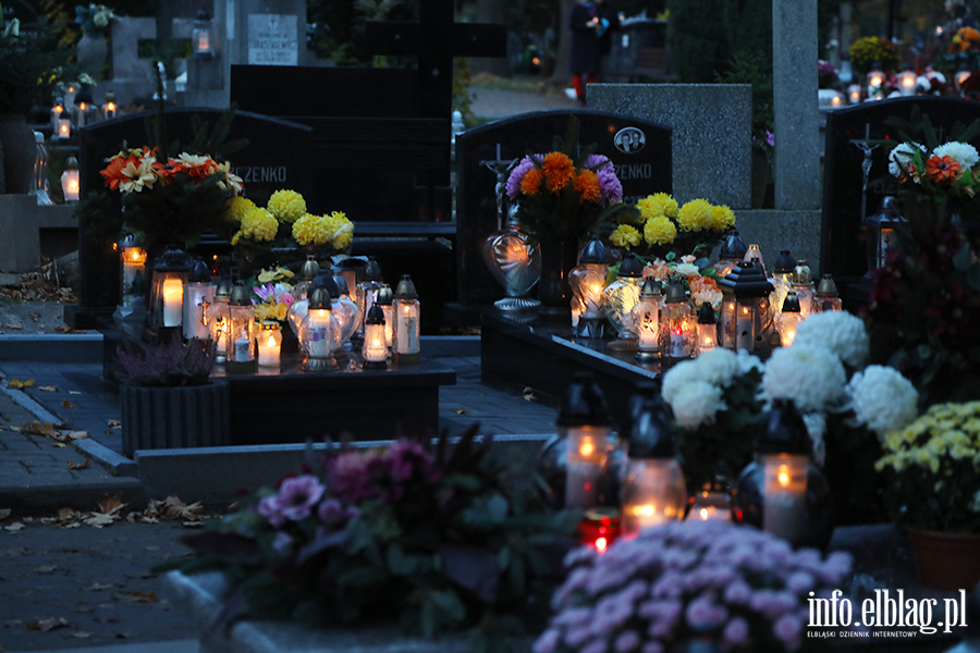 Tysice zniczy rozwietlio cmentarz Agrykola, fot. 12