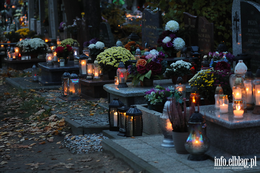 Tysice zniczy rozwietlio cmentarz Agrykola, fot. 13