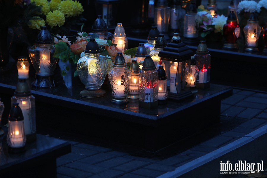 Tysice zniczy rozwietlio cmentarz Agrykola, fot. 14