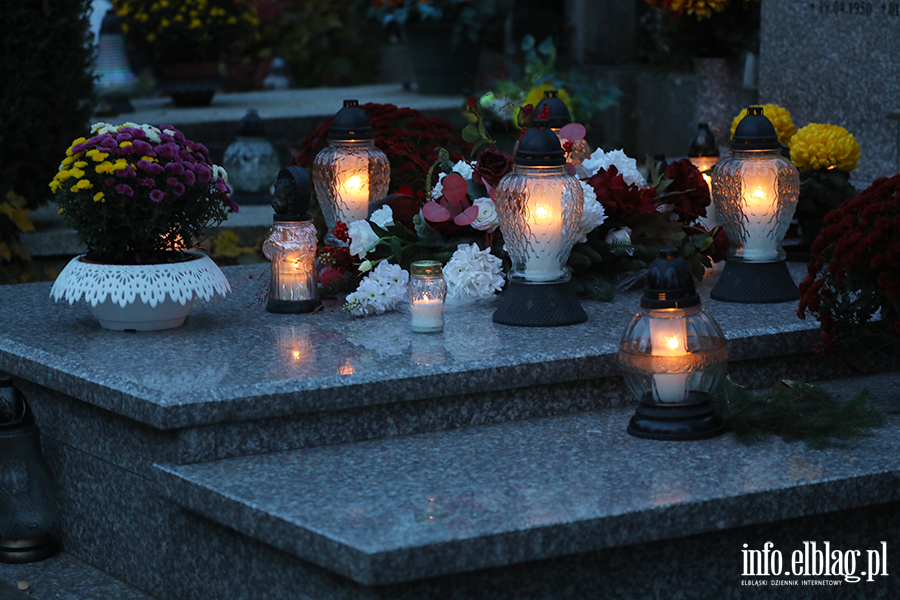 Tysice zniczy rozwietlio cmentarz Agrykola, fot. 15