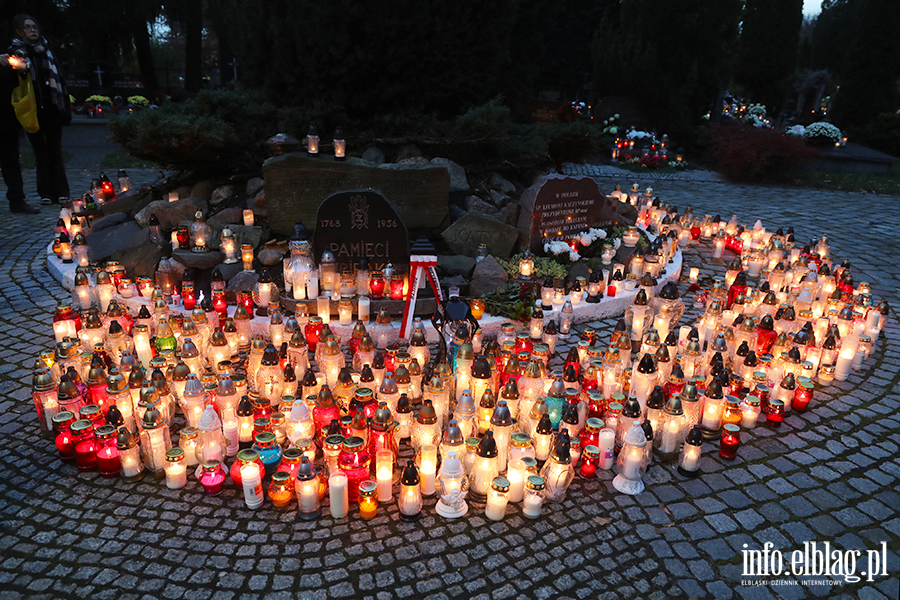 Tysice zniczy rozwietlio cmentarz Agrykola, fot. 16