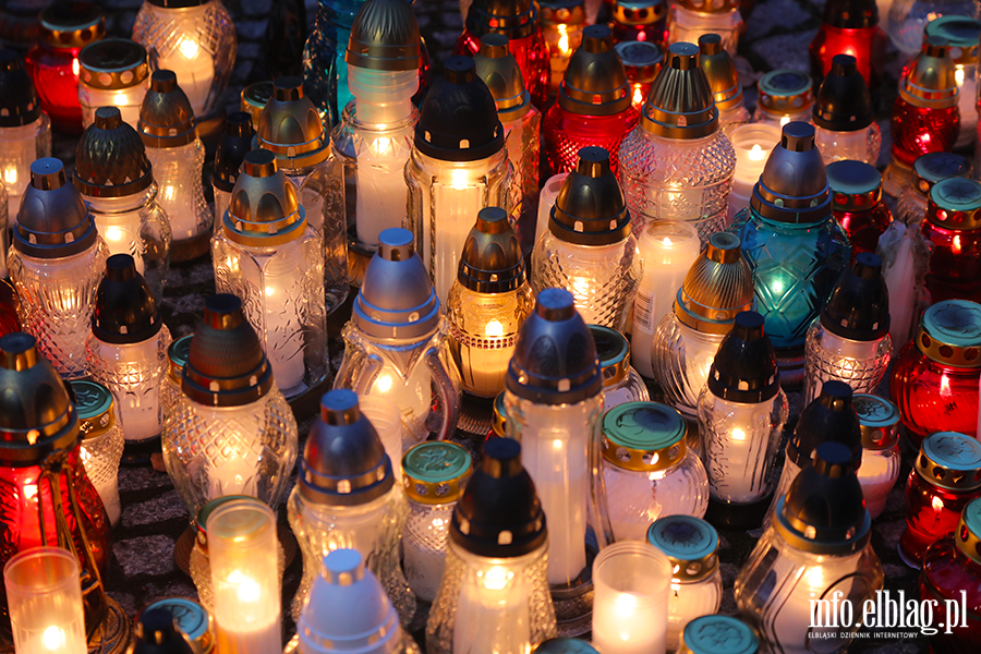 Tysice zniczy rozwietlio cmentarz Agrykola, fot. 18