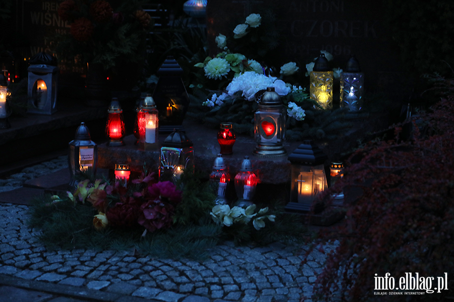 Tysice zniczy rozwietlio cmentarz Agrykola, fot. 19