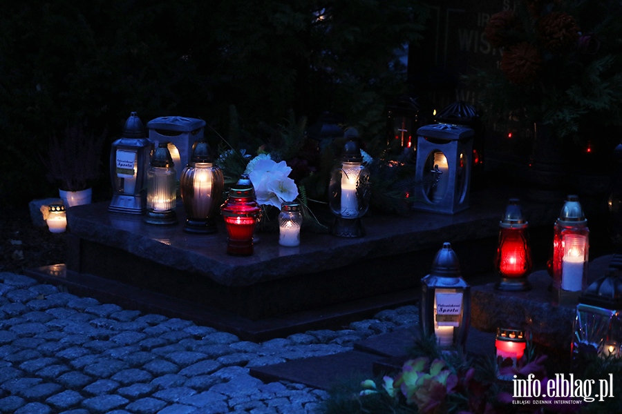 Tysice zniczy rozwietlio cmentarz Agrykola, fot. 20