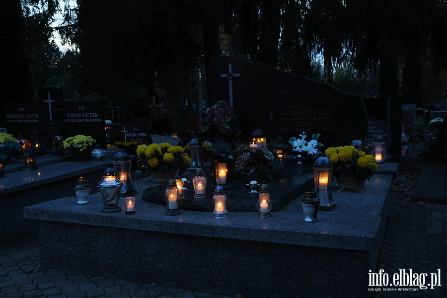 Tysice zniczy rozwietlio cmentarz Agrykola, fot. 21