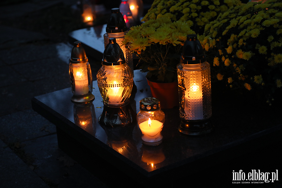 Tysice zniczy rozwietlio cmentarz Agrykola, fot. 22