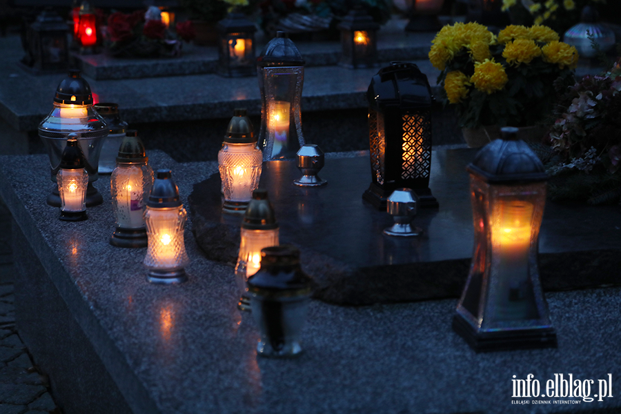 Tysice zniczy rozwietlio cmentarz Agrykola, fot. 24