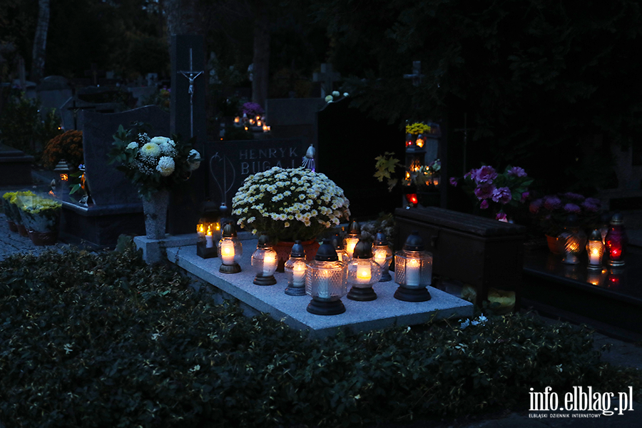 Tysice zniczy rozwietlio cmentarz Agrykola, fot. 26