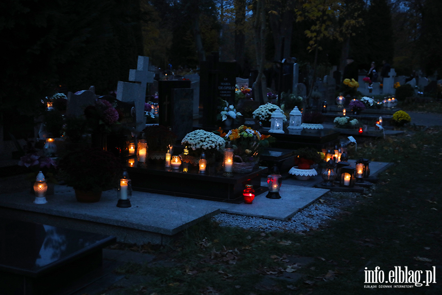 Tysice zniczy rozwietlio cmentarz Agrykola, fot. 27