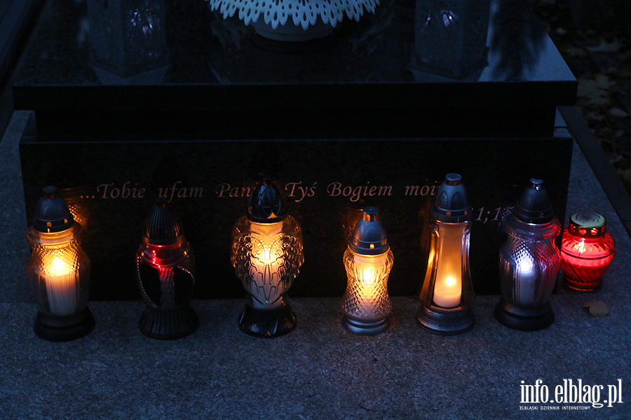 Tysice zniczy rozwietlio cmentarz Agrykola, fot. 28