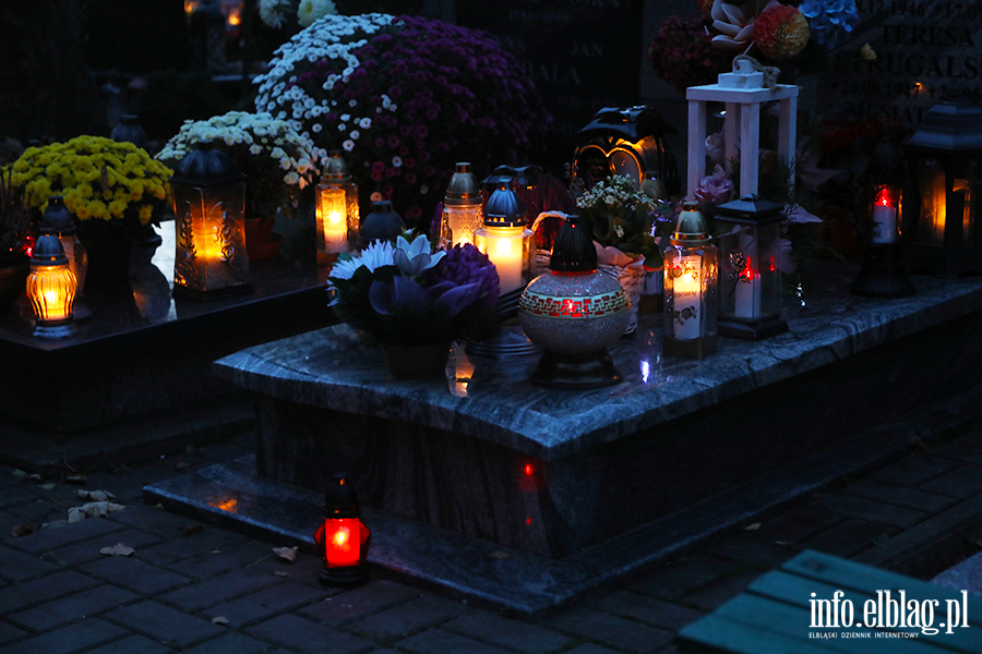 Tysice zniczy rozwietlio cmentarz Agrykola, fot. 29