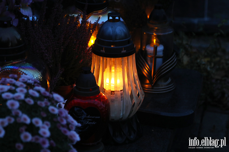 Tysice zniczy rozwietlio cmentarz Agrykola, fot. 30