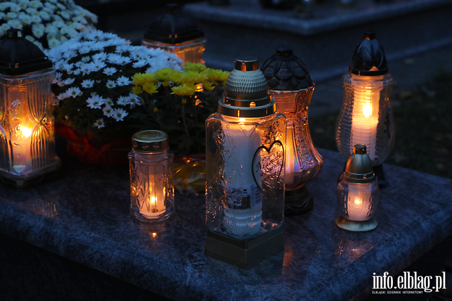 Tysice zniczy rozwietlio cmentarz Agrykola, fot. 31