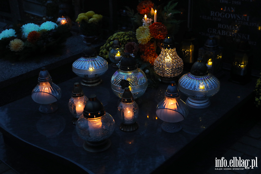 Tysice zniczy rozwietlio cmentarz Agrykola, fot. 32
