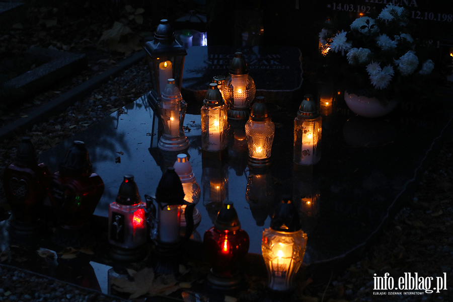 Tysice zniczy rozwietlio cmentarz Agrykola, fot. 33