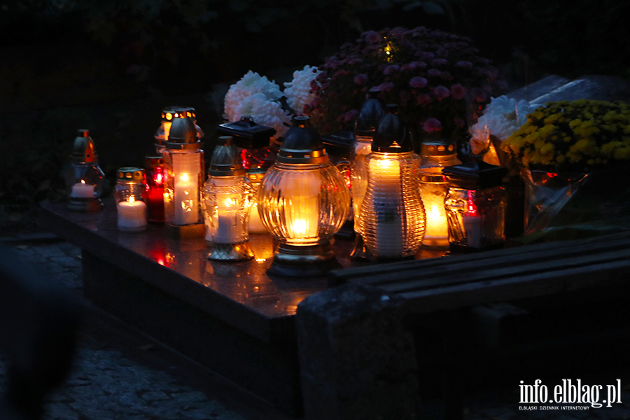 Tysice zniczy rozwietlio cmentarz Agrykola, fot. 34