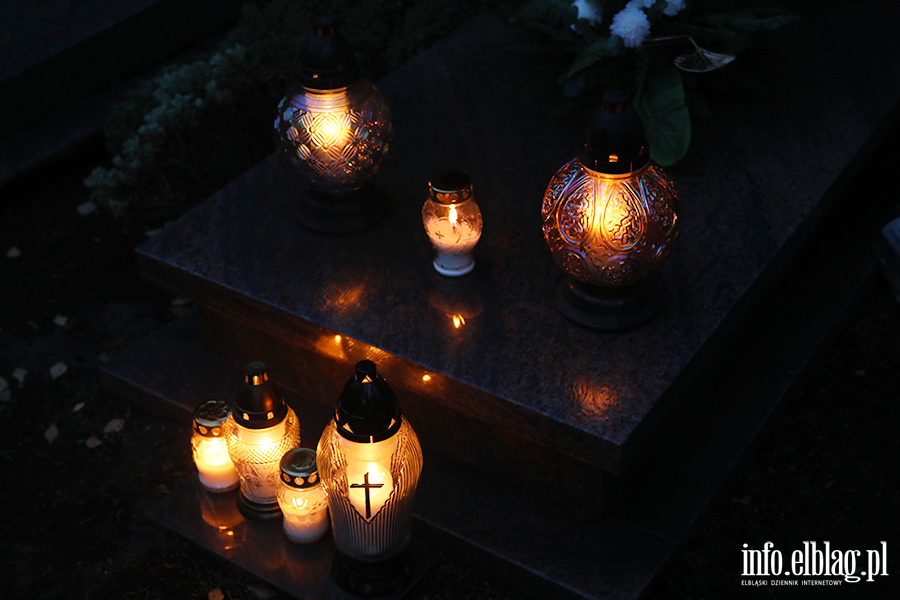 Tysice zniczy rozwietlio cmentarz Agrykola, fot. 36