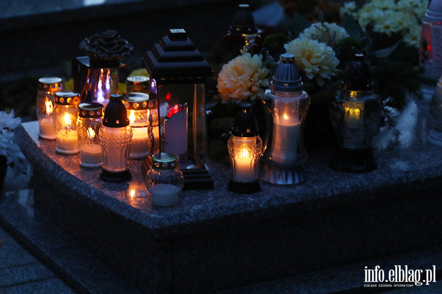 Tysice zniczy rozwietlio cmentarz Agrykola, fot. 37