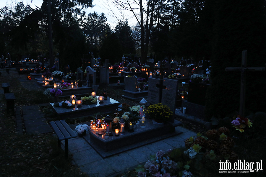 Tysice zniczy rozwietlio cmentarz Agrykola, fot. 38