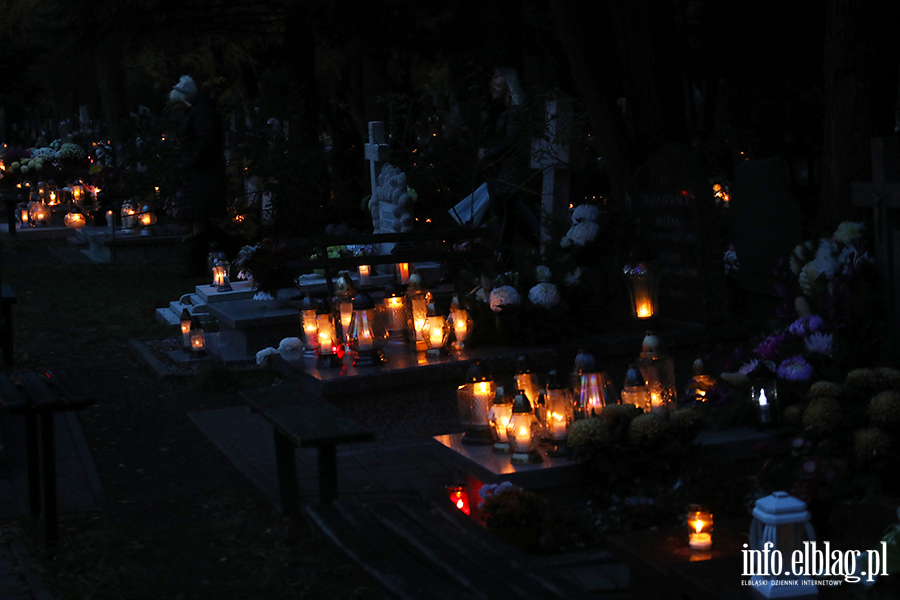 Tysice zniczy rozwietlio cmentarz Agrykola, fot. 39