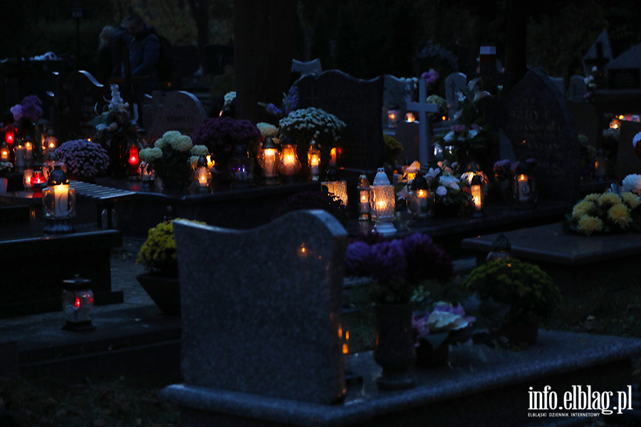 Tysice zniczy rozwietlio cmentarz Agrykola, fot. 40