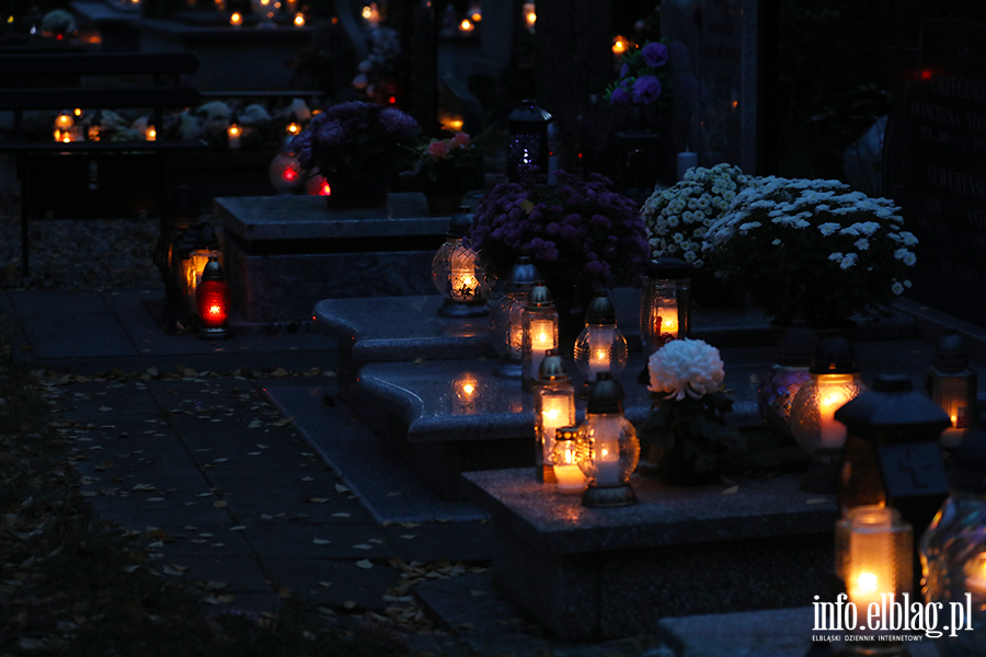 Tysice zniczy rozwietlio cmentarz Agrykola, fot. 41